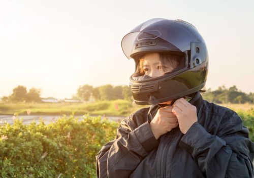ヘルメットをかぶる女性